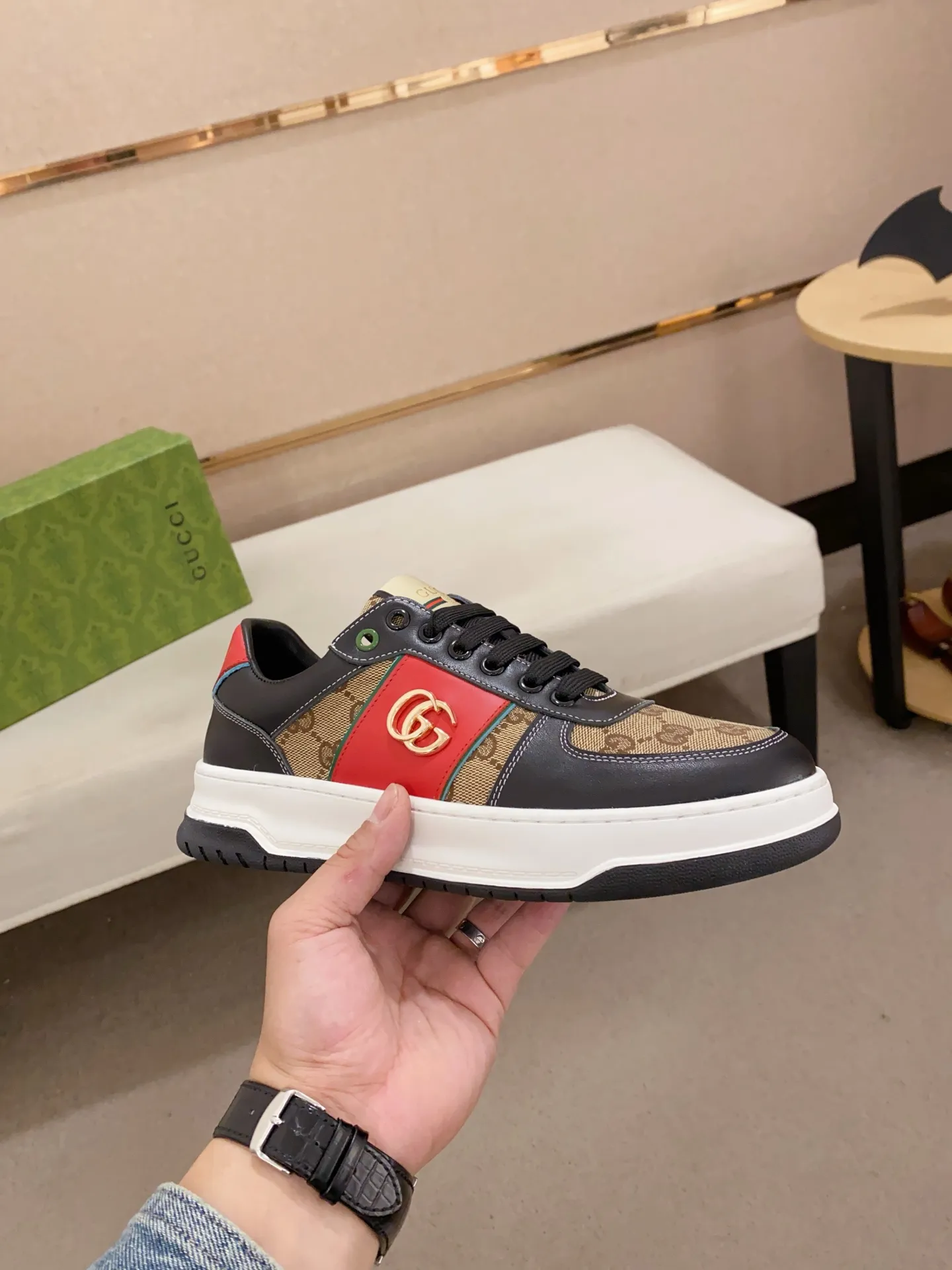 Men's clothing and shoes💰:400💰 (GUCCI) The latest model from the official website 🎁🎁Casual and fashionable men's shoes👟, hot style 💥The version is simple and elegant, exclusive for trendy men. Unique official website latest brand elements 👑Gucci original decoration, fashionable and generous, the fabric is original cowhide ✅sheepskin lining, the official website specifies wear-resistant casual outsole, the classic model is taken in kind at the counter🎬38-44 (45 is not returned or exchanged)